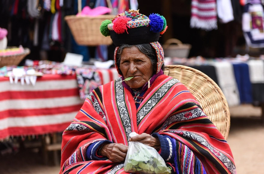 Chewing Coca leafs | Belcheri Travel